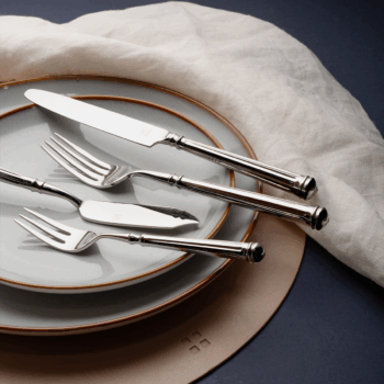 Príbor Royal z kolekcie Platinum Line vyniká svojím klasickým dizajnom a jemnou eleganciou. Masívne rúčky s decentným ukončením pôsobia vyvážene a dôstojne, čím vnesú na váš stôl kráľovský šarm. Ručná výroba zaručuje precízne spracovanie a dlhú životnosť. Royal je príbor, ktorý si vás získa svojím nadčasovým pôvabom a spríjemní každú chvíľu stolovania. Set obsahuje: 6× lyžica 6× nôž 6× vidlička 6× lyžička na kávu 6× vidlička na múčnik 6× mocca lyžička 1× šalátová lyžica 1× šalátová vidlička 1× lopatka na tortu 1× naberačka na polievku