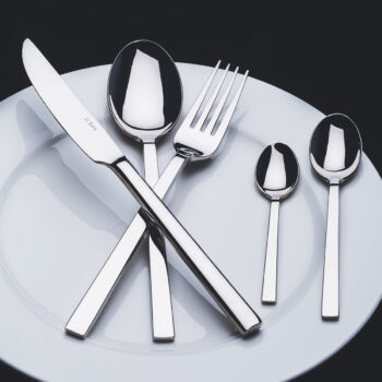 lesklý Príborový set Beta z rady Master Chef je vysoko kvalitný sortiment, ktorý bol vyvinutý pre náročných zákazníkov. Táto línia zahŕňa kompletný sortiment servírovania. Jednoduché čisté línie sa hodia do každého typu interiéru. Je čistý a elegantný, no zároveň moderný a trendový. Set obsahuje: -6× lyžica -6× nôž -6× vidlička -6× lyžička na kávu -6× mocca lyžička -6× vidlička na múčnik -6× latte lyžička