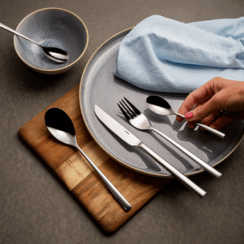lesklý Príborová súprava London z línie Master Chef je vysoko kvalitný sortiment, ktorý bol vyvinutý pre náročných zákazníkov. Táto línia zahŕňa kompletný sortiment servírovania. Hranaté ukončenie a jednoduché čisté línie sa hodia do každého interiéru. Set obsahuje: -6× lyžica -6× nôž -6× vidlička -6× lyžička na kávu -6x mocca lyžička -6x vidlička na múčnik -6x latte lyžička