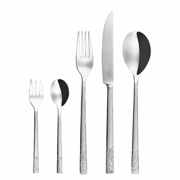 lesklý Príborová súprava Fiori patrí do luxusnej línie Platinum Line. Každý kus je ručne opracovaný, s dutými rúčkami a kvetinovým zdobením. Tento príbor je vhodný pre náročných klientov, ktorí uprednostňujú moderné alebo rustikálne vybavenie interiérov. 5 kusové balenie je navrhnuté ako set pre jednu osobu. Set obsahuje: 1× lyžica 1× vidlička 1× nôž 1× kávová lyžička 1× vidlička na múčnik