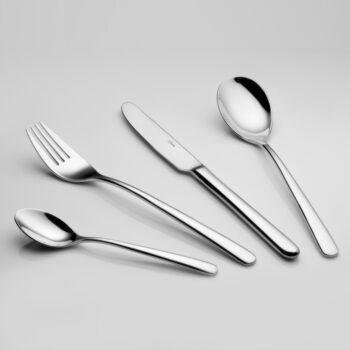 lesklý   Príborový set City z rady Master Chef je vysoko kvalitný sortiment, ktorý bol vyvinutý pre náročných zákazníkov. Táto línia zahŕňa kompletný sortiment servírovania. Jednoduché čisté línie sa hodia do každého typu interiéru. Set obsahuje: -12× lyžica -12× nôž -12× vidlička -12× lyžička na kávu -12× vidlička na múčnik -12× mocca lyžička