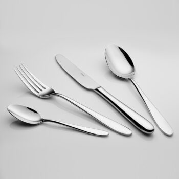 lesklý   Príborovým setom Turin z rady Master Chef ukážete, kto je pánom servírovania. So svojimi 77 kusmi je pomocníkom na nezaplatenie. Či už potrebujete nabrať šalát alebo si len zamiešať latte. Jeho čisté línie sa hodia každému typu interiéru. Set obsahuje: 6× lyžica 6× nôž 6× vidlička 6× dezertná lyžica 6× dezertná vidlička 6× dezertný nôž 6× lyžička na kávu 6× vidlička na múčnik 12× mocca lyžička 6× latte lyžička 6× lyžica na vývar 2× šalátová lyžica 1× šalátová vidlička 1× lopatka na tortu 1× naberačka na polievku