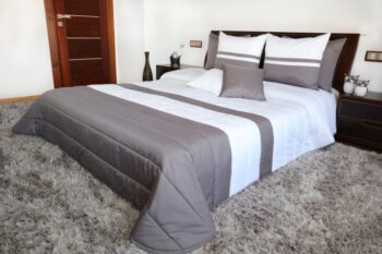 Prikrývky na manželskú posteľ bielo sivej farby Šírka: 220 cm | Dĺžka: 240 cm Šírka: 220 cm | Dĺžka: 240 cm