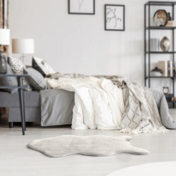 Tento produkt je umelá kožušina Rabit Typ 7 od značky Kondela. S jejími rozměry 60x90 cm a světlou bílou barvou přinese do vašeho interiéru moderní vzhled. Její celoroční využití zaručuje, že tento kus nábytku bude stálým doplňkem vašeho domova bez ohledu na roční období.