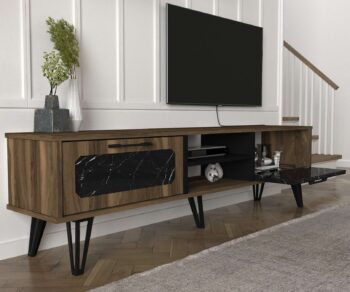 Objavte RAMPART, obývaciu stenu, ktorá je synonymom luxusu a elegancie. Zostava, navrhnutá pre tých, ktorí hľadajú kvalitu a štýl, ponúka perfektnú kombináciu orechového dreva a mramorových detailov, čím vytvára exkluzívne prostredie vo vašej obývačke.Detailný popisTyp tovaru: Obývacia stenaMateriál: Odolné LTD s hrúbkou materiálu 18 mm, ktoré zaisťuje dlhú životnosť a odolnosť proti opotrebovaniu.Rozmery: TV stolík (180 x 35 x 50.8 cm) a nástenná polica (132 x 23.8 x 41.8 cm) poskytujú bohatý priestor pre vašu multimediálnu techniku ​​a dekorácie.Farba: Atraktívna kombinácia orecha a mramoru dodáva každému kusu unikátny vzhľad a pocit luxusu.Štýl: Luxusný dizajn, ktorý je ideálny pre sofistikovane zariadené interiéry.Vybavenie: Regálka poskytuje ďalšie úložné možnosti a zvyšuje funkčnosť celej zostavy.Dodatočné informácie: Dodávame v demontovanom stave pre ľahší transport a montáž.Obývacia stena RAMPART je navrhnutá pre tých, ktorí chcú vo svojom domove spojiť praktickosť s nadčasovým dizajnom. Táto zostava je nielen praktická, ale stane sa aj dominantným a štýlovým prvkom každej obývačky.