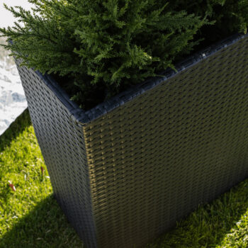 Ratanový kvetináč Rams v elegantnej čiernej farbe je ideálnym doplnkom pre váš interiér aj exteriér. Tento moderný kvetináč od značky KONDELA kombinuje štýlový dizajn s praktickosťou, čo ho robí vhodným pre rôzne priestory a dekorácie. Vďaka svojmu hranatému tvaru a tmavej farebnosti sa ľahko…