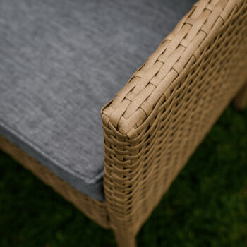 Predstavujeme vám záhradný nábytok z umelého ratanu Randi v prírodnej a svetlosivej farbe, ktorý je ideálnym doplnkom pre vašu záhradu. Tento moderný set je navrhnutý tak, aby poskytoval pohodlie a štýl pre až 7 osôb. S rozmermi 194 cm na šírku, 144 cm na hĺbku a výškou 82 cm sa perfektne hodí…