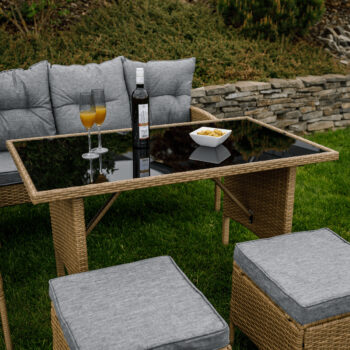 Predstavujeme vám záhradný nábytok z umelého ratanu Randi v prírodnej a svetlosivej farbe, ktorý je ideálnym doplnkom pre vašu záhradu. Tento moderný set je navrhnutý tak, aby poskytoval pohodlie a štýl pre až 7 osôb. S rozmermi 194 cm na šírku, 144 cm na hĺbku a výškou 82 cm sa perfektne hodí…