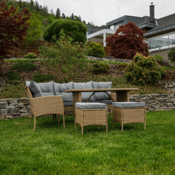 Predstavujeme vám záhradný nábytok z umelého ratanu Randi v prírodnej a svetlosivej farbe, ktorý je ideálnym doplnkom pre vašu záhradu. Tento moderný set je navrhnutý tak, aby poskytoval pohodlie a štýl pre až 7 osôb. S rozmermi 194 cm na šírku, 144 cm na hĺbku a výškou 82 cm sa perfektne hodí…