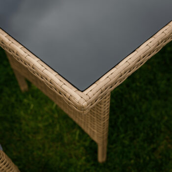 Predstavujeme vám záhradný nábytok z umelého ratanu Randi v prírodnej a svetlosivej farbe, ktorý je ideálnym doplnkom pre vašu záhradu. Tento moderný set je navrhnutý tak, aby poskytoval pohodlie a štýl pre až 7 osôb. S rozmermi 194 cm na šírku, 144 cm na hĺbku a výškou 82 cm sa perfektne hodí…