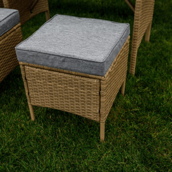 Predstavujeme vám záhradný nábytok z umelého ratanu Randi v prírodnej a svetlosivej farbe, ktorý je ideálnym doplnkom pre vašu záhradu. Tento moderný set je navrhnutý tak, aby poskytoval pohodlie a štýl pre až 7 osôb. S rozmermi 194 cm na šírku, 144 cm na hĺbku a výškou 82 cm sa perfektne hodí…