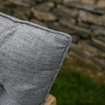 Predstavujeme vám záhradný nábytok z umelého ratanu Randi v prírodnej a svetlosivej farbe, ktorý je ideálnym doplnkom pre vašu záhradu. Tento moderný set je navrhnutý tak, aby poskytoval pohodlie a štýl pre až 7 osôb. S rozmermi 194 cm na šírku, 144 cm na hĺbku a výškou 82 cm sa perfektne hodí…