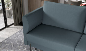 Rozkladacia pohovka s úložným priestorom RASLER je krásny dizajnový kúsok, ktorý vyniká svojim do detailu prepracovaným dizajnom. Na štýlovosti jej pridávajú krásne vysoké, štíhle čierne nohy, veľké opierkové vankúše či zaujímavo tvarované opierky rúk. Nechajte sa unášať v náručí priestranného…