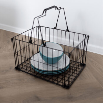 Predstavujeme vám kovový regál s košíkami Ratto, ktorý kombinuje moderný dizajn s praktickosťou. Tento elegantný kus nábytku v čiernej a prírodnej farbe je ideálnym doplnkom do vášho interiéru, či už ho umiestnite do obývačky, spálne alebo predsiene.