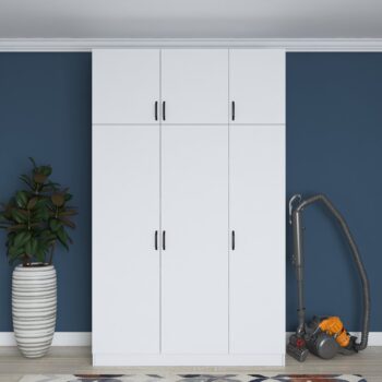 Šatníková skriňa REMOTE – Elegantné a priestranné riešenie pre vašu spálňuŠatníková skriňa REMOTE prináša kombináciu praktického usporiadania a moderného škandinávskeho štýlu. Vďaka bielemu prevedeniu a vysokému dizajnu je ideálnou voľbou pre každú spálňu, kde zaisťuje dostatok úložného priestoru a esteticky ladí s interiérom.Hlavné vlastnosti:Typ tovaru: šatníková skriňaRozmer: 239 x 145 x 55 cmFarba: bielaMateriál: melamín, VT laminátŠtýl: škandinávskyVzhľad: vysokáTvar: obdĺžnikovýPočet dverí: 6Počet políc: 6Dodatočné informácie: dodávame v demonte, možno pripevniť k steneŠatníková skriňa REMOTE je navrhnutá pre efektívnu organizáciu oblečenia a doplnkov. Obsahuje šesť dverí, za ktorými sa ukrýva šesť priestranných políc, ktoré umožňujú jednoduché usporiadanie odevov, posteľnej bielizne alebo iných nevyhnutností.Vysoko kvalitné materiály, ako je melamín a VT laminát, zaručujú odolnosť voči každodennému opotrebovaniu a jednoduchú údržbu. Vďaka možnosti pripevnenia k stene je skriňa stabilná a bezpečná, čo je ideálne pre rodiny s deťmi. Dodávame ju v demontovanom stave s priloženým návodom na zostavenie.Objednajte si šatníkovú skriňu REMOTE ešte dnes a vytvorte si organizovaný a štýlový priestor vo svojej spálni!