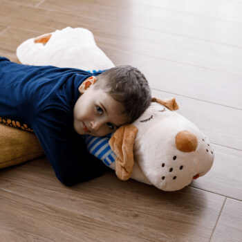 Plyšový psík Rexo Typ 2 je ideálnym spoločníkom pre deti aj dospelých, ktorí milujú mäkké a príjemné hračky. S dĺžkou 90 cm a výškou 32 cm ponúka dostatok priestoru na objímanie a hranie. Jeho moderný vzhľad v kombinácii béžovej a modrej farby z neho robí štýlový doplnok do každého interiéru.