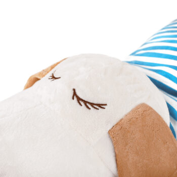 Plyšový psík Rexo Typ 2 je ideálnym spoločníkom pre deti aj dospelých, ktorí milujú mäkké a príjemné hračky. S dĺžkou 90 cm a výškou 32 cm ponúka dostatok priestoru na objímanie a hranie. Jeho moderný vzhľad v kombinácii béžovej a modrej farby z neho robí štýlový doplnok do každého interiéru.