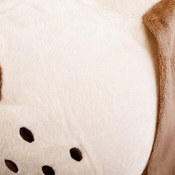 Plyšový psík Rexo Typ 2 je ideálnym spoločníkom pre deti aj dospelých, ktorí milujú mäkké a príjemné hračky. S dĺžkou 90 cm a výškou 32 cm ponúka dostatok priestoru na objímanie a hranie. Jeho moderný vzhľad v kombinácii béžovej a modrej farby z neho robí štýlový doplnok do každého interiéru.