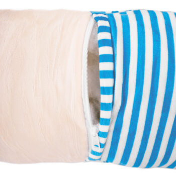 Plyšový psík Rexo Typ 2 je ideálnym spoločníkom pre deti aj dospelých, ktorí milujú mäkké a príjemné hračky. S dĺžkou 90 cm a výškou 32 cm ponúka dostatok priestoru na objímanie a hranie. Jeho moderný vzhľad v kombinácii béžovej a modrej farby z neho robí štýlový doplnok do každého interiéru.