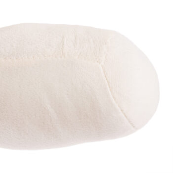 Plyšový psík Rexo Typ 2 je ideálnym spoločníkom pre deti aj dospelých, ktorí milujú mäkké a príjemné hračky. S dĺžkou 90 cm a výškou 32 cm ponúka dostatok priestoru na objímanie a hranie. Jeho moderný vzhľad v kombinácii béžovej a modrej farby z neho robí štýlový doplnok do každého interiéru.