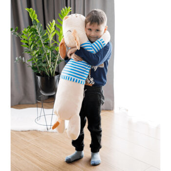 Plyšový psík Rexo Typ 2 je ideálnym spoločníkom pre deti aj dospelých, ktorí milujú mäkké a príjemné hračky. S dĺžkou 90 cm a výškou 32 cm ponúka dostatok priestoru na objímanie a hranie. Jeho moderný vzhľad v kombinácii béžovej a modrej farby z neho robí štýlový doplnok do každého interiéru.