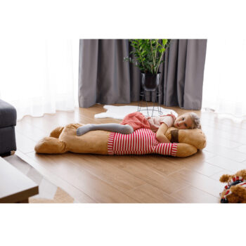 Plyšový psík Rexo Typ 3 je ideálnym spoločníkom pre všetky vekové kategórie. S dĺžkou 140 cm a výškou 37 cm ponúka dostatok priestoru na objímanie a hranie. Jeho moderný vzhľad v kombinácii hnedo-červenej farby z neho robí atraktívny doplnok do každého interiéru.