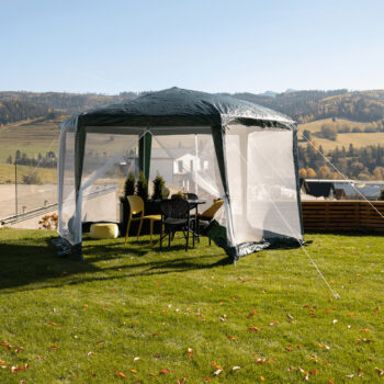 Predstavujeme vám záhradný altánok Ringe Typ 1, ktorý je ideálnym doplnkom pre vašu záhradu. S rozmermi 390x390 cm a výškou 250 cm poskytuje dostatok priestoru na relaxáciu a stretnutia s rodinou či priateľmi. Tento altánok v modernom dizajne kombinuje farby zelenú a bielu, čo…