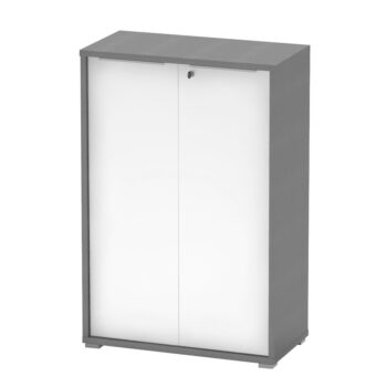 S dvojdverovou kancelárskou skrinkou so zámkom RIOMA NEW TYP 09 nikdy nebudete mať núdzu o úložný priestor. Jej rozmery sú (ŠxHxV): 75x38x112,2 cm. Vo vnútri sa nachádzajú dve police. Tajné dokumenty a to, čo musí zostať skryté, môžete uzavrieť pod zámok, ktorým skrinka disponuje. Zhotovená je…