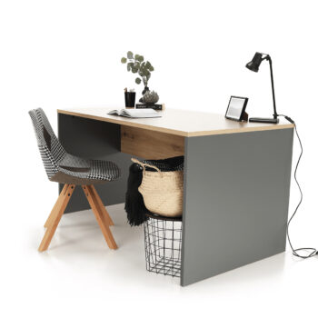 S písacím stolom RIOMA NEW TYP 11 Vám pôjde práca od ruky. Jeho rozmery sú (ŠxHxV): 140x80x76 cm, poskytuje teda dostatok pracovnej plochy. Zhotovený je z kvalitnej laminovanej DTD (drevotriesková doska) o hrúbke korpusu 22 mm, v nadčasovom farebnom prevedení grafit / dub artisan. Stôl je dodávaný…