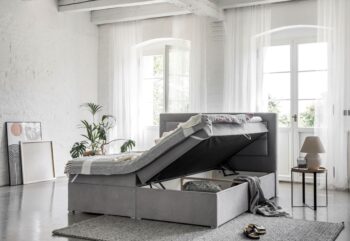 RIVER je priestranná,  elegantná a veľmi pohodlná kontinentálna posteľ Boxspring, ktorá bude dokonalým zavŕšením každého moderného usporiadania spálne. Tento model je vybavený pevným matracom Bonnel a penou T25.Ďalším benefitom, ktorý posteľ prináša je praktický úložný priestor.  Medzi ďalšie charakteristické prvky postele RIVER patria: módne prešívané čelo, 53 cm vysoká  plocha na ležanie a malé nohy. Posteľ je celočalúnená sivou látkou Monolith 84. Súčasťou je praktický topper. Rozmery (ŠxVxH): 180 x 115 x 215 cm.Dodávame v demonte.
