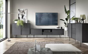 Moderná obývacia zostava zo sektoru RIVONA dodá Vašej obývacej miestnosti štýl. Pri výrobe sú použité najnovšie trendy v dizajne nábytku a kvalitný materiál. Nábytok je vyrobený z 16mm MDF dosky odolnej voči poškriabaniu. Všetky hrany sektoru sú chránené ABS páskou.Moderná obývačka Rivona disponuje bezúchytovým otváraním dverí, systémom push to open. Moderné nožičky nábytku  sú vyrobené z kovu v čiernej farbe.Materiál: MDF doska, predné čelá s 3D efektomFarebné prevedenie : čierny grafitZostava obsahuje tieto 3 produkty:RIVONA TV stolík - (ŠxVxH) 180 x 33 x 38 cm RIVONA úzka komoda - (ŠxVxH) 97 x 83 x 38 cm RIVONA široká komoda - (ŠxVxH) 144 x 83 x 38 cm Dodávame v demonte.