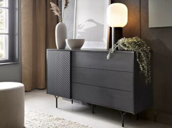 Dizajnový sektor RIVONA dodá Vašej obývacej miestnosti štýl. Pri výrobe sú použité najnovšie trendy v dizajne nábytku a kvalitný materiál. Nábytok je vyrobený z 16mm MDF dosky odolnej voči poškriabaniu. Všetky hrany sektoru sú chránené ABS páskou.Moderná široká komoda Rivona má 3 veľké praktické zásuvky a 1 dvierka za ktorými je jedna polica, kde si môžete uložiť všetky potrebné veci. Disponuje bezúchytovým otváraním dverí, systémom push to open. Moderné nožičky nábytku  sú vyrobené z kovu v čiernej farbe.Materiál: MDF doska, predné čelá s 3D efektomRozmer(ŠxVxH) 144 x 83 x 38 cm Farebné prevedenie : čierny grafitDodávame v demonte.