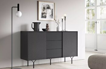 Dizajnový sektor RIVONA dodá Vašej obývacej miestnosti štýl. Pri výrobe sú použité najnovšie trendy v dizajne nábytku a kvalitný materiál. Nábytok je vyrobený z 16mm MDF dosky odolnej voči poškriabaniu. Všetky hrany sektoru sú chránené ABS páskou.Moderná široká komoda Rivona má 3 praktické zásuvky a dvoje dvierka za ktorými je jedna polica, kde si môžete uložiť všetky potrebné veci. Disponuje bezúchytovým otváraním dverí, systémom push to open. Moderné nožičky nábytku  sú vyrobené z kovu v čiernej farbe.Materiál: MDF doska, predné čelá s 3D efektomRozmer(ŠxVxH) 144 x 83 x 38 cm Farebné prevedenie : čierny grafitDodávame v demonte.