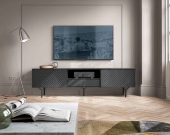 Dizajnový sektor RIVONA dodá Vašej obývacej miestnosti štýl. Pri výrobe sú použité najnovšie trendy v dizajne nábytku a kvalitný materiál. Nábytok je vyrobený z 16mm MDF dosky odolnej voči poškriabaniu. Všetky hrany sektoru sú chránené ABS páskou.Moderný Tv stolík Rivona má po stranách výklopné dvierka, kde si môžete uložiť všetky potrebné veci, v strede je odkladacia polica vhodná napr. na set-top box a pod ňou sa nachádza ešte zásuvka. Disponuje bezúchytovým otváraním dverí, systémom push to open. Moderné nožičky nábytku  sú vyrobené z kovu v čiernej farbe.Materiál: ABS hrany, MDF doska, dvierka s 3D efektomRozmer (ŠxVxH) 180 x 33 x 38 cm Farebné prevedenie : čierny grafitDodávame v demonte.
