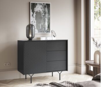 Dizajnový sektor RIVONA dodá Vašej obývacej miestnosti štýl. Pri výrobe sú použité najnovšie trendy v dizajne nábytku a kvalitný materiál. Nábytok je vyrobený z 16mm MDF dosky odolnej voči poškriabaniu. Všetky hrany sektoru sú chránené ABS páskou.Moderná a štýlová komoda Rivona má 3 praktické zásuvky a dvierka za ktorými je jedna polica, kde si môžete uložiť všetky potrebné veci. Disponuje bezúchytovým otváraním dverí, systémom push to open. Moderné nožičky nábytku  sú vyrobené z kovu v čiernej farbe.Materiál: MDF doska, predné čelá s 3D efektomRozmer(ŠxVxH) 97 x 83 x 38 cm Farebné prevedenie : čierny grafitDodávame v demonte.