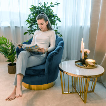 Predstavujeme vám dizajnové otočné kreslo Rolio v elegantnej modrej farbe Velvet so zlatými detailmi, ktoré je ideálnym doplnkom pre váš interiér. Toto kreslo od značky KONDELA kombinuje moderný vzhľad s klasickým štýlom, čím prináša do vašej obývačky alebo kancelárie nádych luxusu a pohodlia.