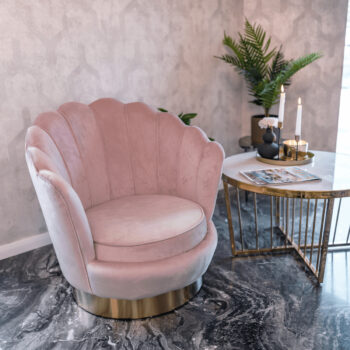 Predstavujeme vám dizajnové otočné kreslo Rolio v elegantnej svetloružovej farbe (Velvet) so zlatými detailmi, ktoré sa stane skvostom vášho interiéru. Toto kreslo je ideálnou voľbou pre tých, ktorí hľadajú kombináciu moderného vzhľadu a pohodlia.
