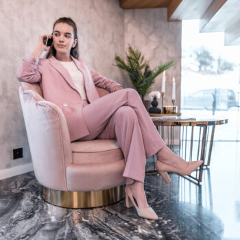 KONDELA Rolio dizajnové otočné kreslo svetloružová (Velvet) / zlatá – Obrázok 11