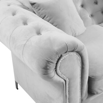 Trojsedačka Romano v elegantnej svetlosivej farbe je ideálnym doplnkom pre váš moderný interiér. Táto sedačka od renomovanej značky KONDELA ponúka nielen štýlový vzhľad, ale aj vysokú funkčnosť a pohodlie. Je vyrobená z kvalitnej látky, ktorá je odolná voči oderu s hodnotou 50 000 cyklov…