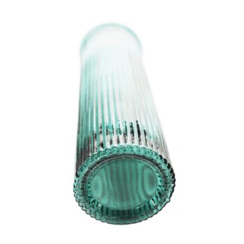 Predstavujeme vám elegantnú sadu dvoch sklenených váz Rosein Typ 1 v nádhernom smaragdovo-zlatom prevedení, ktoré dodajú vášmu interiéru moderný a sofistikovaný vzhľad. Tieto vázy sú ideálnym doplnkom pre tých, ktorí hľadajú jedinečný dizajn a kvalitu.