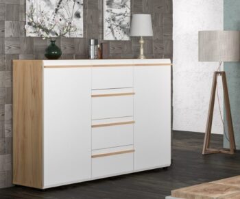 Moderná komoda ROVER očarí nielen elegantným prevedením, ale aj svojou funkčnosťou a kvalitou prevedenia, keďže je vyrobená z odolného MDF materiálu.Úchyty sú vyrobené z prírodného bukového dreva. Disponuje štyrmi zásuvkami.Farebné prevedenie bud-biela matná.Rozmery (ŠxVxH): 135 x 101 x 42,5 cm.Odporúčame dokúpiť k obývacej stene ROVER. Dodávame v demonte.