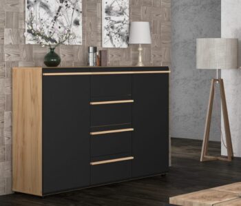 Moderná komoda ROVER očarí nielen elegantným prevedením, ale aj svojou funkčnosťou a kvalitou prevedenia, keďže je vyrobená z odolného MDF materiálu.Úchyty sú vyrobené z prírodného bukového dreva. Disponuje štyrmi zásuvkami.Farebné prevedenie buk-čierna textúrovaná.Rozmery (ŠxVxH): 135 x 101 x 42,5 cm.Odporúčame dokúpiť k obývacej stene ROVER. Dodávame v demonte.