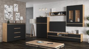Obývacia zostava ROVER očarí nielen elegantným prevedením, ale aj svojou funkčnosťou a kvalitou prevedenia, keďže je vyrobená z odolného MDF materiálu.Úchyty sú vyrobené z prírodného bukového dreva.Farebné prevedenie buk- čierna textúrovaná.Je veľmi variabilná, jednotlivé prvky si môžete rozmiestniť podľa vlastných potrieb a preferencií.Zostava sa skladá:Stolík pod TV: rozmery (ŠxVxH): 205 x 41,5 x 48 cm.dvojdverová vitrína: rozmery (ŠxVxH): 90 x 118 x 36,5 cmzávesná polica: rozmery (ŠxVxH): 110 x 25 x 23 cmpolicová skrinka: rozmery (ŠxVxH): 90 x 140 x 36,5 cm.Obývaciu stenu je možné zakúpiť iba ako zostavu.Komoda nie je súčasťou zostavy, je možné si ju dokúpiť.Dodávame v demonte. 