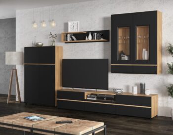 Obývacia zostava ROVER očarí nielen elegantným prevedením, ale aj svojou funkčnosťou a kvalitou prevedenia, keďže je vyrobená z odolného MDF materiálu.Úchyty sú vyrobené z prírodného bukového dreva.Farebné prevedenie buk- čierna textúrovaná.Je veľmi variabilná, jednotlivé prvky si môžete rozmiestniť podľa vlastných potrieb a preferencií.Zostava sa skladá:Stolík pod TV: rozmery (ŠxVxH): 205 x 41,5 x 48 cm.dvojdverová vitrína: rozmery (ŠxVxH): 90 x 118 x 36,5 cmzávesná polica: rozmery (ŠxVxH): 110 x 25 x 23 cmpolicová skrinka: rozmery (ŠxVxH): 90 x 140 x 36,5 cm.Obývaciu stenu je možné zakúpiť iba ako zostavu.Komoda nie je súčasťou zostavy, je možné si ju dokúpiť.Dodávame v demonte. 