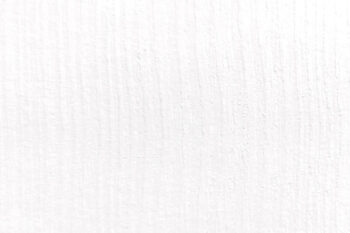 ROWEL 100 je štýlovo riešená šatníková skriňa. Je vhodná nielen do spálne ale aj do vstupnej haly, chodby, či detskej izby. Poteší Vás aj jej prijateľná cena. Skriňu Vám ponúkame v módnom a neutrálnom farebnom prevedení. Dvere sú efektne rozdelené maľovanými sklenenými pásmi, ktoré dodávajú tejto unikátnej skrini luxusný vzhľad. Praktické úchyty na manipuláciu s dverami sú umiesntené po celej výške dvier. Výnimočnosť skrine je v jej netypickej výške až 220 cm, čo Vám poskytne väčší úložný priestor. Vnútorný priestor je členený na policovú a závesnú časť s 1 závesnou tyčou. Otvorený policový regál z fotky nie je súčasťou skrine. Môžete si ho však doobjednať (viď doporučené produkty). Skriňa je vyrobená z kvalitnej LTD dosky. Kovanie a lišty sú hliníkové. Tento materiál sa ľahko udržiava, čo ocení každý majiteľ. Farebné prevedenie: biela/biely diamant. Farba biely diamant nesie štruktúru dreva - nie je v lesku (viď detail na obrázku). Rozmery (v/š/h): 220 x 100 x 60 cm. Dodávame v demonte.