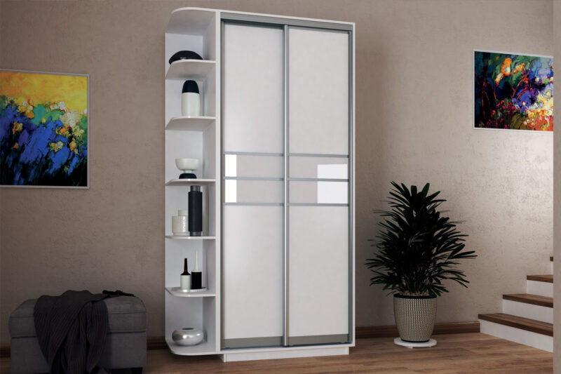 ROWEL 100 malá šatná skriňa, biely diamant ROWEL 100 je štýlovo riešená šatníková skriňa. Je vhodná nielen do spálne ale aj do vstupnej haly, chodby, či detskej izby. Poteší Vás aj jej prijateľná cena. Skriňu Vám ponúkame v módnom a neutrálnom farebnom prevedení. Dvere sú efektne rozdelené maľovanými sklenenými pásmi, ktoré dodávajú tejto unikátnej skrini luxusný vzhľad. Praktické úchyty na manipuláciu s dverami sú umiesntené po celej výške dvier. Výnimočnosť skrine je v jej netypickej výške až 220 cm, čo Vám poskytne väčší úložný priestor. Vnútorný priestor je členený na policovú a závesnú časť s 1 závesnou tyčou. Otvorený policový regál z fotky nie je súčasťou skrine. Môžete si ho však doobjednať (viď doporučené produkty). Skriňa je vyrobená z kvalitnej LTD dosky. Kovanie a lišty sú hliníkové. Tento materiál sa ľahko udržiava, čo ocení každý majiteľ. Farebné prevedenie: biela/biely diamant. Farba biely diamant nesie štruktúru dreva - nie je v lesku (viď detail na obrázku). Rozmery (v/š/h): 220 x 100 x 60 cm. Dodávame v demonte.