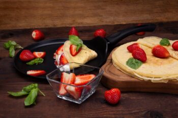 Panvica na palacinky s nepriľnavým povrchom ROYAL 26 cm je vyrobená z kvalitného kovaného hliníka, ktorý je veľmi odolný a trvanlivý. Vnútro panvice je potiahnuté nepriľnavou vrstvou Dyflon, takže sa jedlo na nej nepripáli a je tiež odolná voči poškriabaniu. Má hrubé indukčné dno, ktoré je…