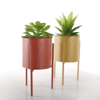 Predstavujeme vám elegantný kovový kvetináč Rozel, ktorý prichádza v balení po dvoch kusoch a je dostupný v atraktívnej kombinácii červenej a žltej farby. Tento moderný kvetináč je ideálnym doplnkom pre váš interiér, kde dodá šmrnc a štýl každému priestoru.