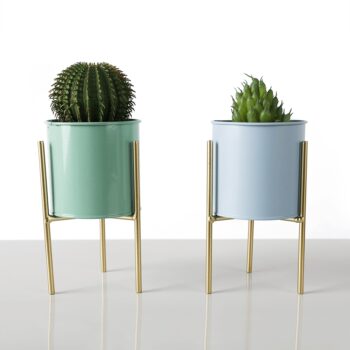 Predstavujeme vám elegantný kovový kvetináč Rozel, ktorý prichádza v balení po dvoch kusoch a je dostupný v moderných farebných kombináciách modrá, neo mint a zlatá. Tento kvetináč je ideálnym doplnkom pre váš interiér, kde dodá miestnosti svieži a štýlový vzhľad.