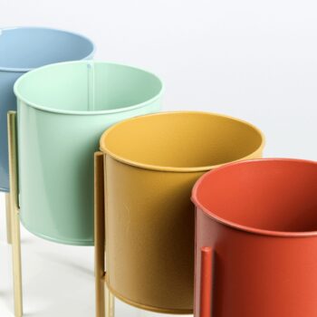 Predstavujeme vám elegantný kovový kvetináč Rozel, ktorý prichádza v balení po dvoch kusoch a je dostupný v moderných farebných kombináciách modrá, neo mint a zlatá. Tento kvetináč je ideálnym doplnkom pre váš interiér, kde dodá miestnosti svieži a štýlový vzhľad.